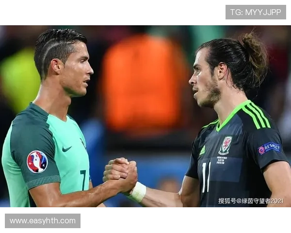 足球球星赛场边大口喝水瞬间展现激情与活力